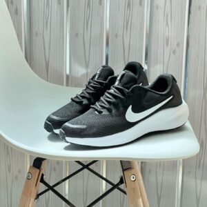 NIKE REVOLUTION